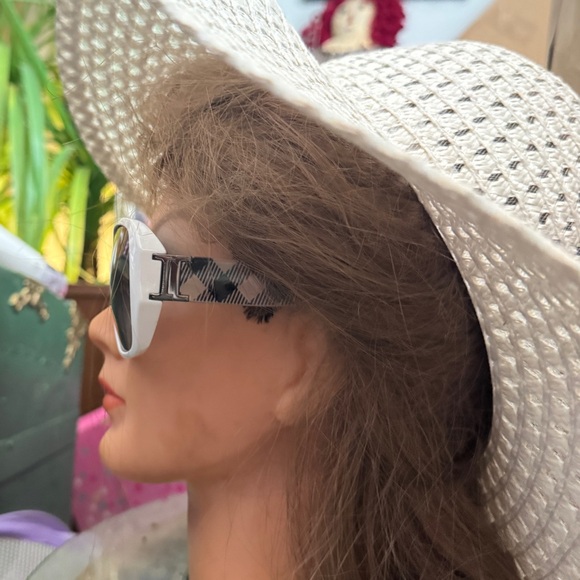 NEW🔥Burberry Sunglasses with Bold Nova Check and Logo Hardware/Clamshell CASE 😎 - Picture 3 of 11